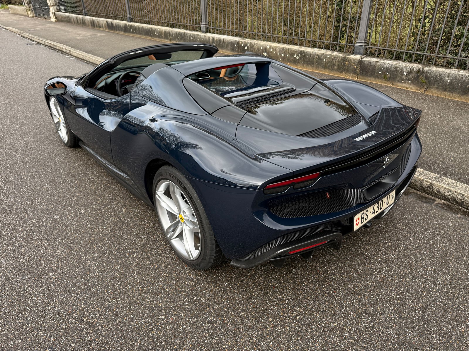 FERRARI 296 GTS, Plug-in-Hybrid Benzin/Elektro, Occasion / Gebraucht, Automatik - 2