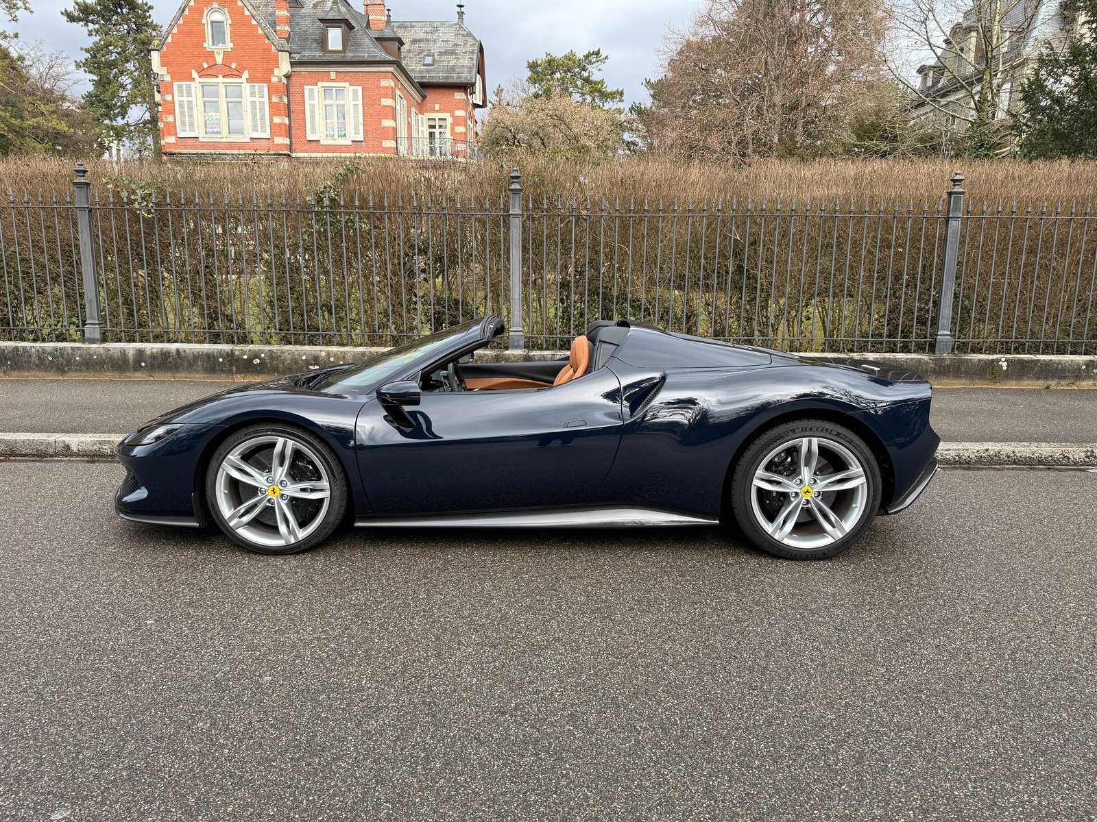 FERRARI 296 GTS, Plug-in-Hybrid Benzin/Elektro, Occasion / Gebraucht, Automatik - 3