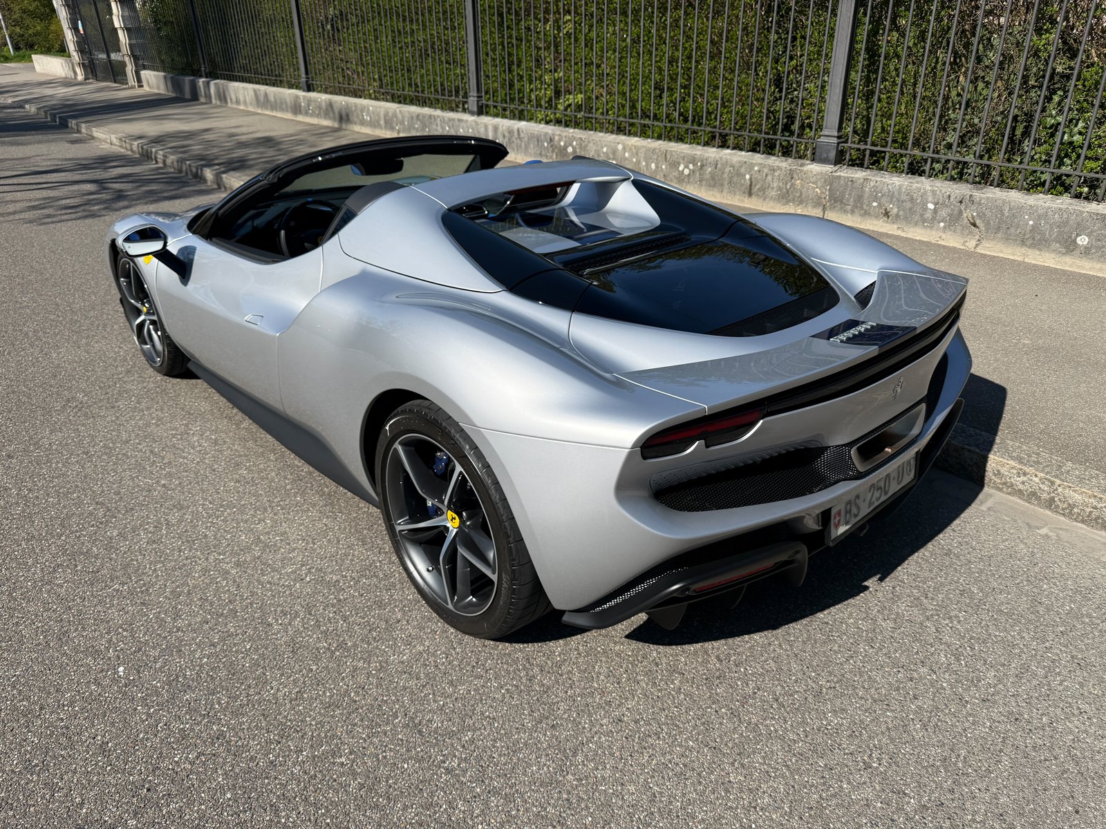 FERRARI 296 GTS, Plug-in-Hybrid Benzin/Elektro, Occasion / Gebraucht, Automatik - 2