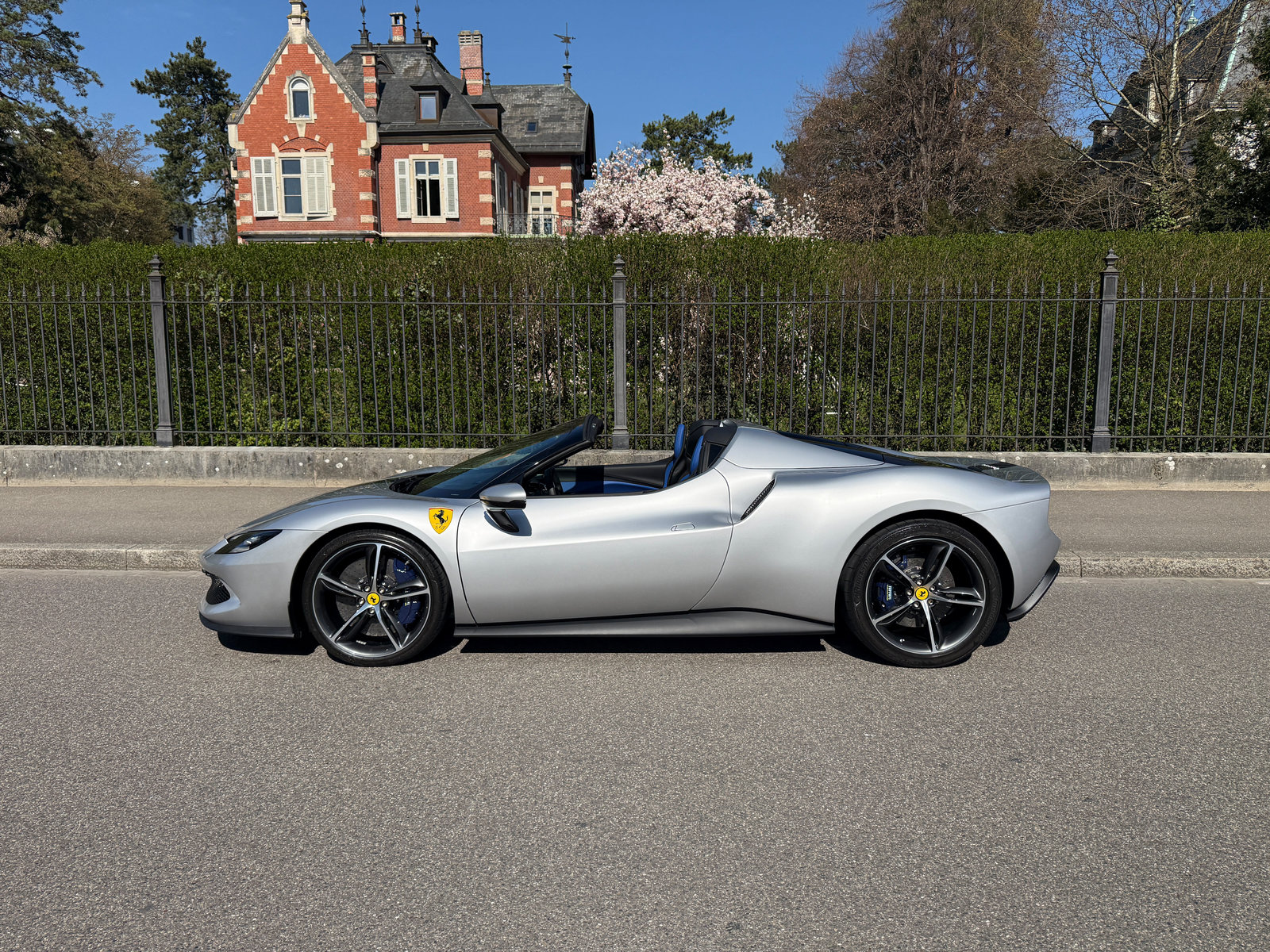 FERRARI 296 GTS, Plug-in-Hybrid Benzin/Elektro, Occasion / Gebraucht, Automatik - 3