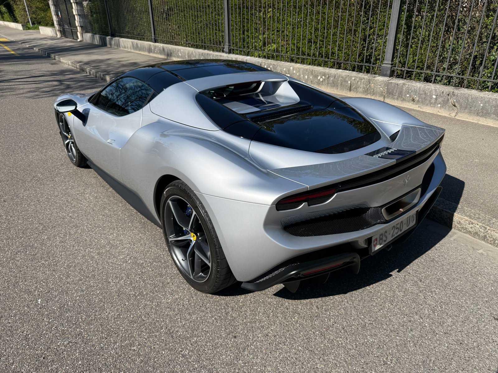 FERRARI 296 GTS, Plug-in-Hybrid Benzin/Elektro, Occasion / Gebraucht, Automatik - 5