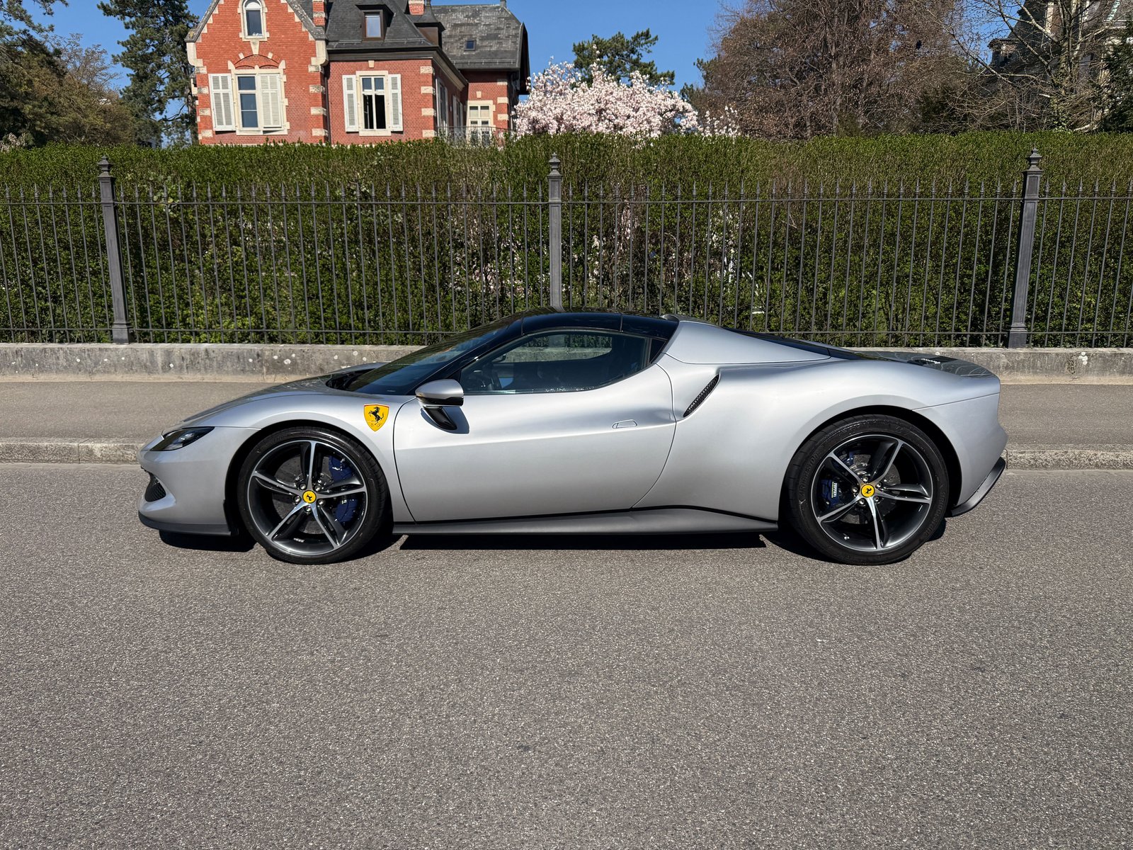 FERRARI 296 GTS, Plug-in-Hybrid Benzin/Elektro, Occasion / Gebraucht, Automatik - 6