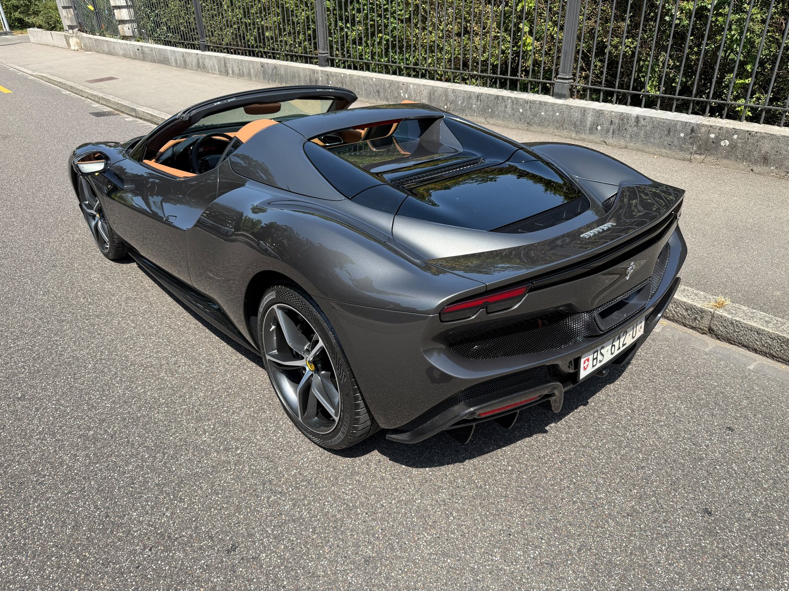FERRARI 296 GTS, Plug-in-Hybrid Benzin/Elektro, Occasion / Gebraucht, Automatik - 2
