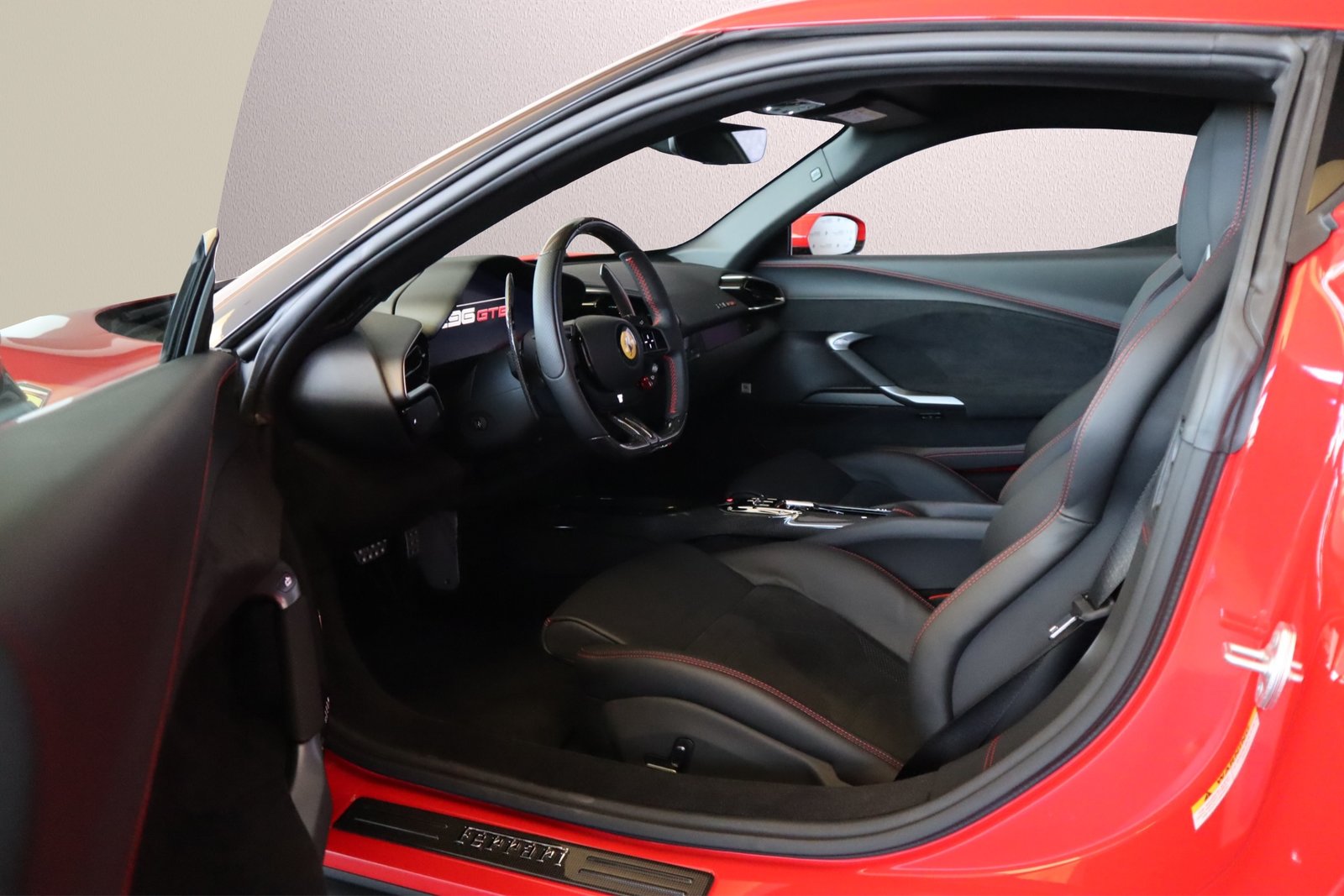 FERRARI 296 GTB, Plug-in-Hybrid Benzin/Elektro, Occasion / Gebraucht, Automatik - 4