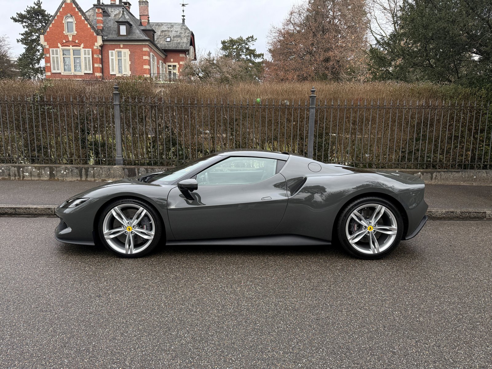 FERRARI 296 GTB, Plug-in-Hybrid Petrol/Electric, Second hand / Used, Automatic - 3