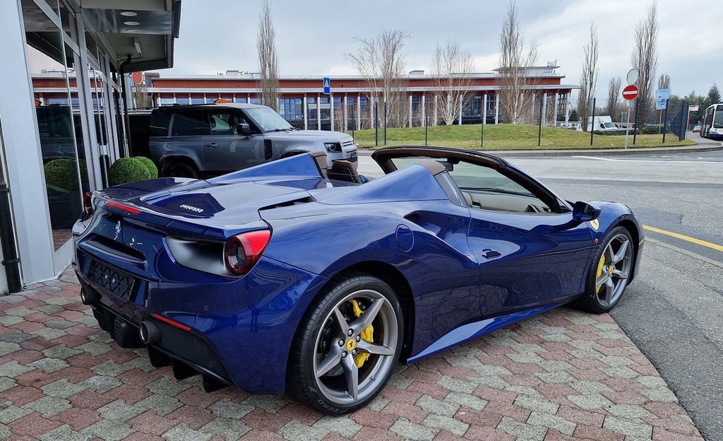 FERRARI 488 Spider 3.9 Turbo, Benzin, Occasion / Gebraucht, Automatik - 7