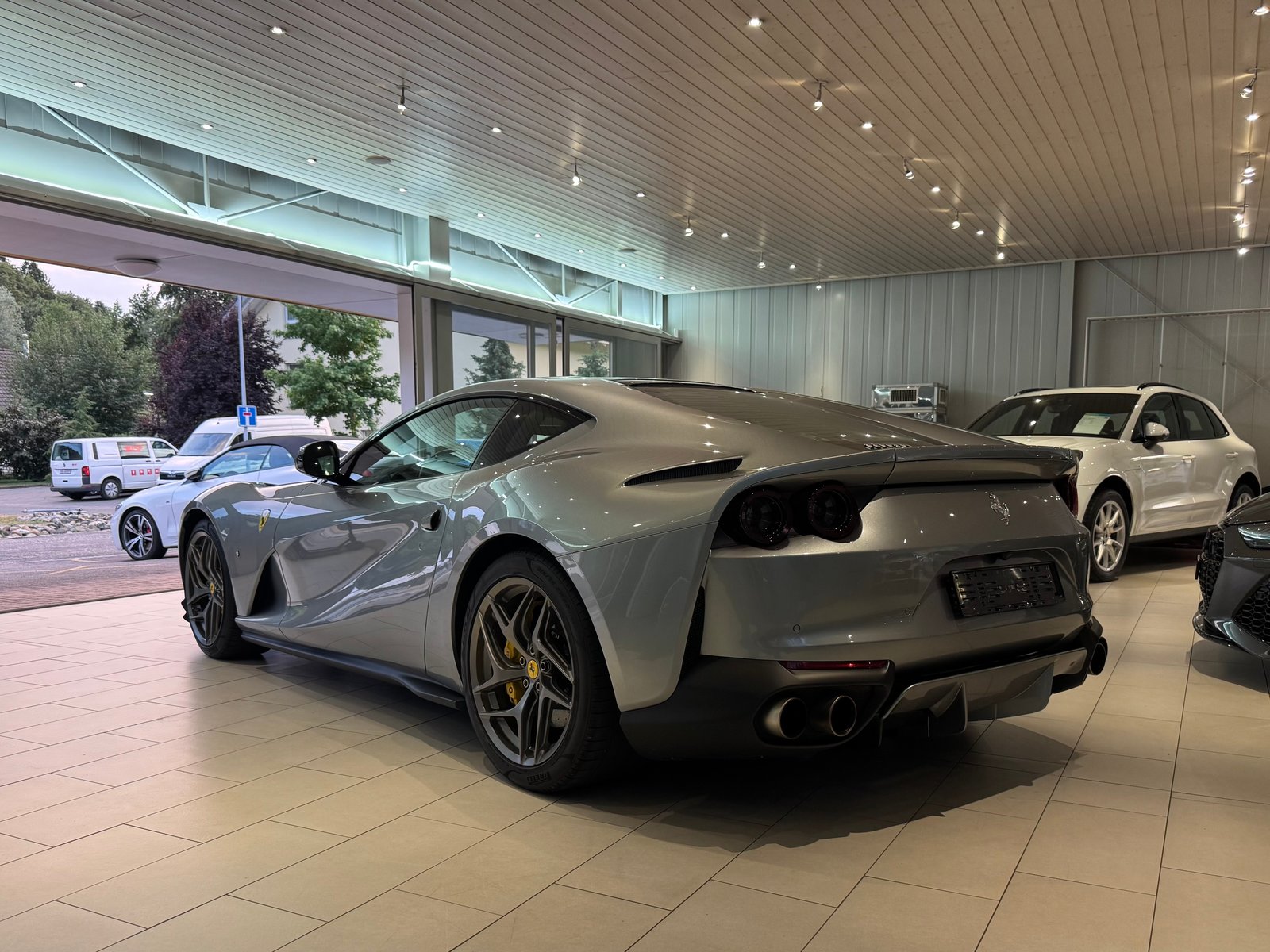 FERRARI 812 Superfast, Petrol, Second hand / Used, Automatic - 2