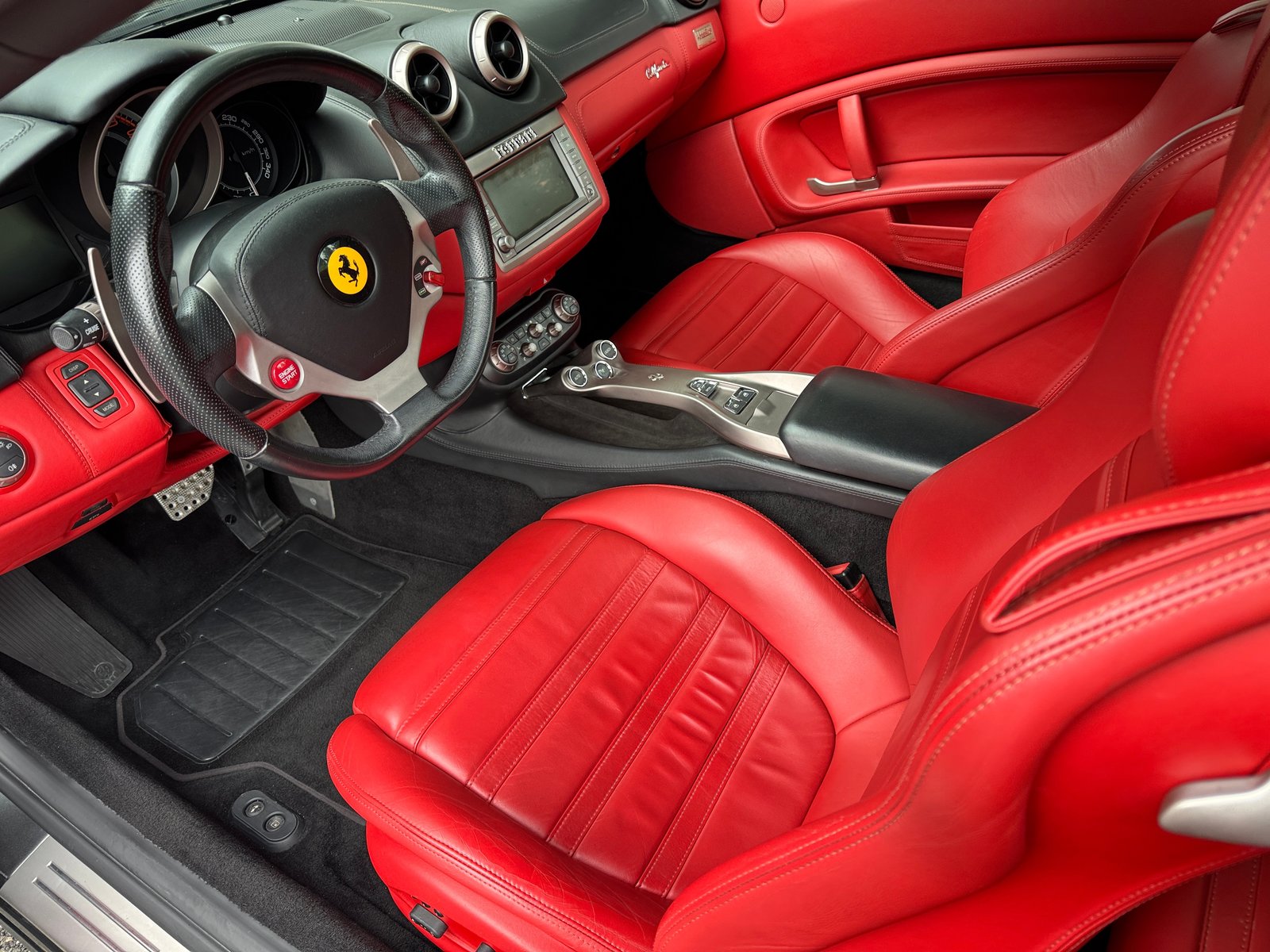 FERRARI California 4.3 V8, Essence, Occasion / Utilisé, Automatique - 2