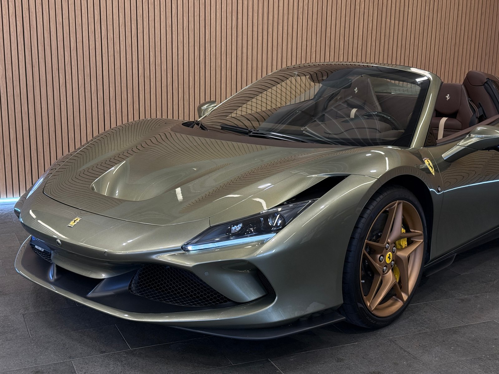 FERRARI F8 Spider *TAILOR MADE* Verde Masoni, Essence, Occasion / Utilisé, Automatique - 3