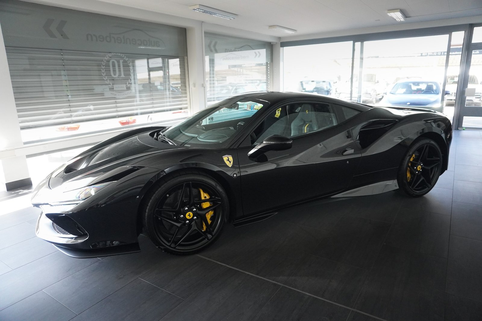 FERRARI F8 Tributo, Petrol, Second hand / Used, Automatic - 3