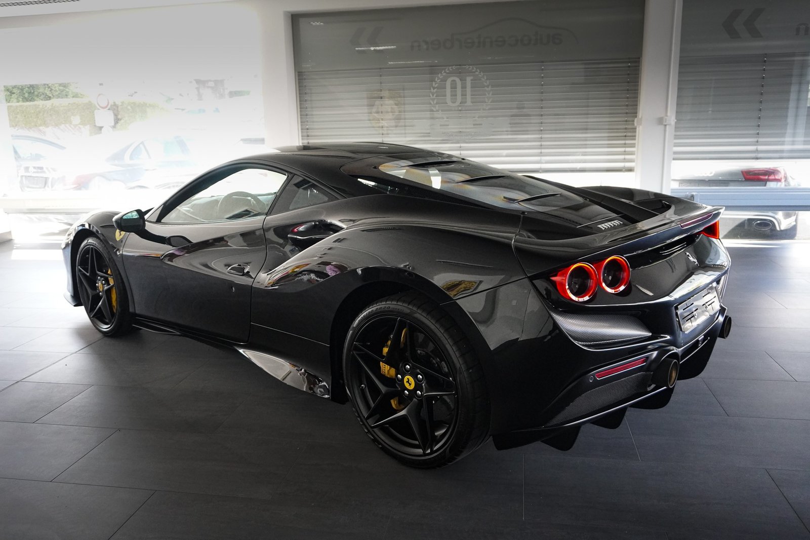 FERRARI F8 Tributo, Petrol, Second hand / Used, Automatic - 4