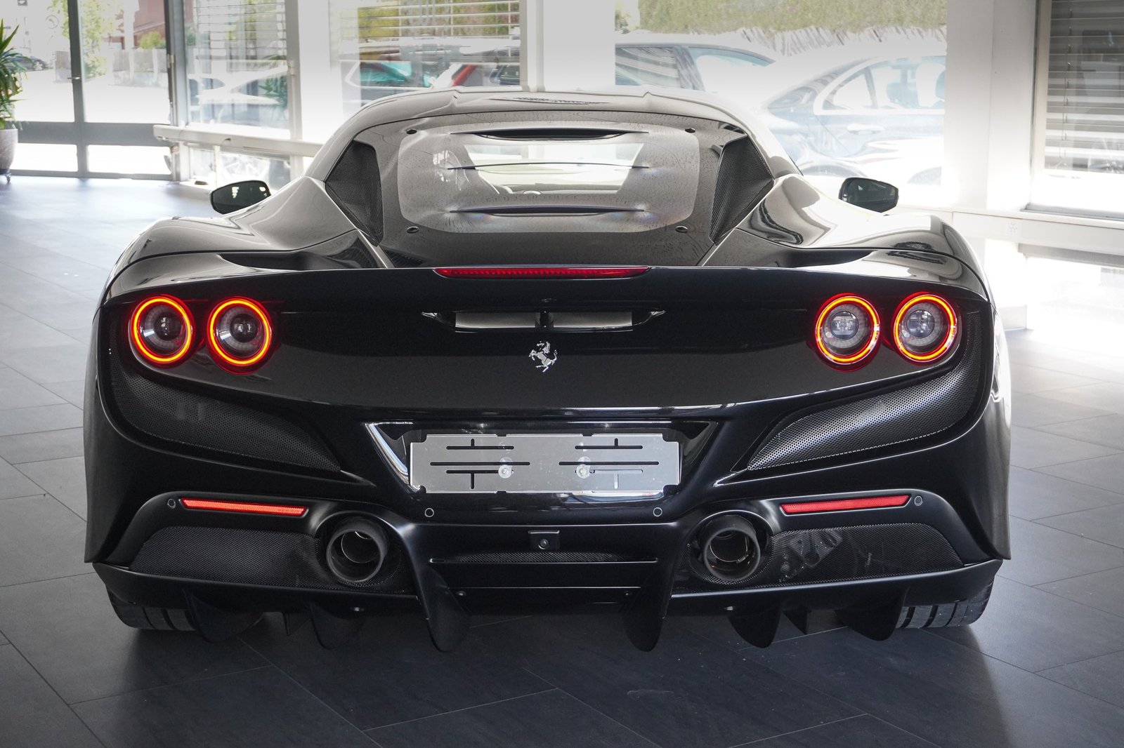 FERRARI F8 Tributo, Petrol, Second hand / Used, Automatic - 5