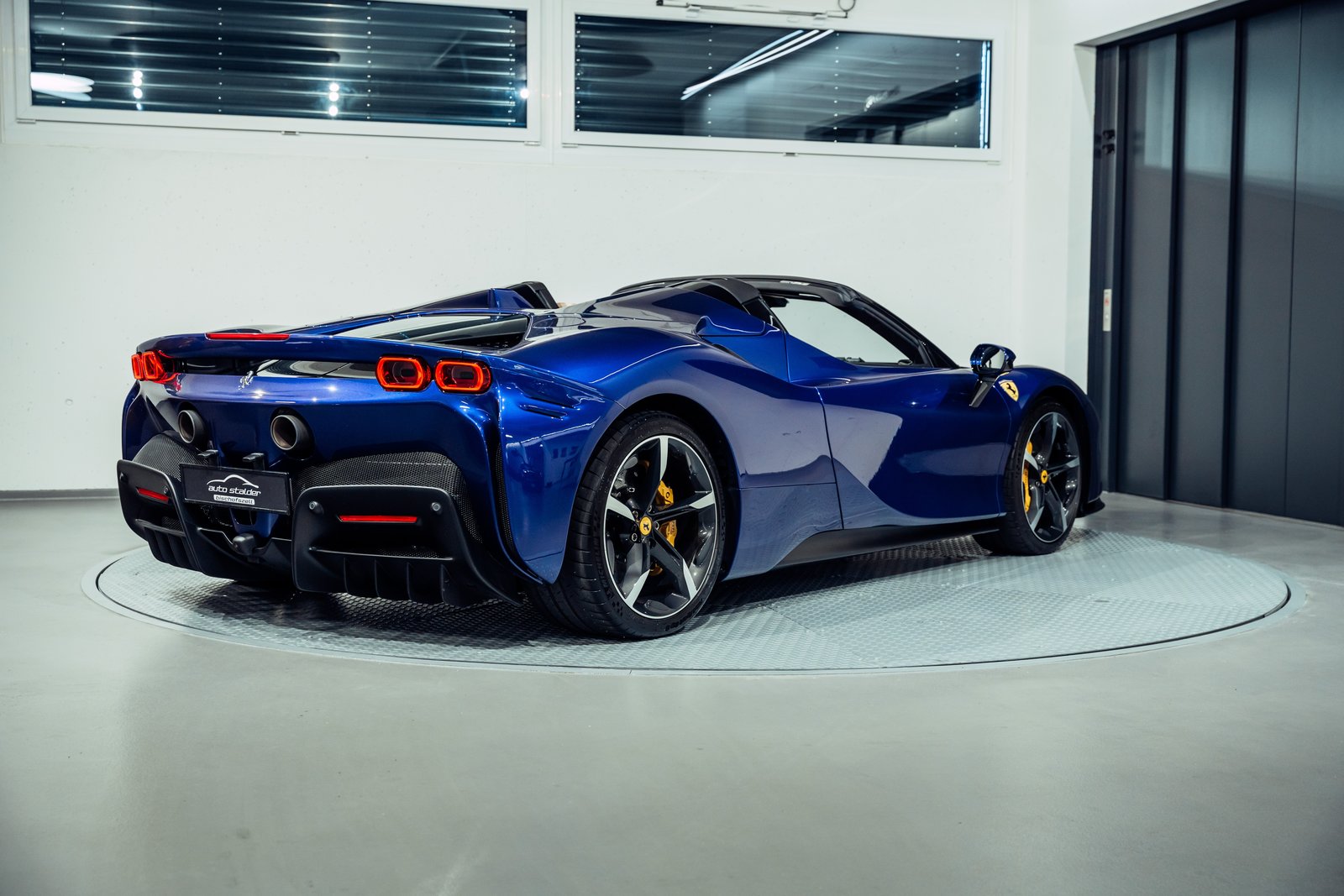 FERRARI SF90 Spider, Plug-in-Hybrid Petrol/Electric, Second hand / Used, Automatic - 4