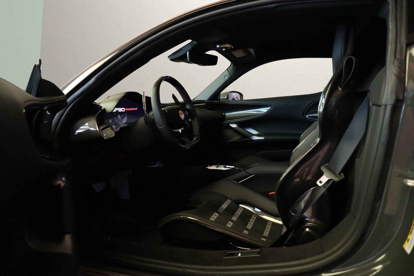FERRARI SF90 Stradale, Plug-in-Hybrid Benzin/Elektro, Occasion / Gebraucht, Automatik - 4