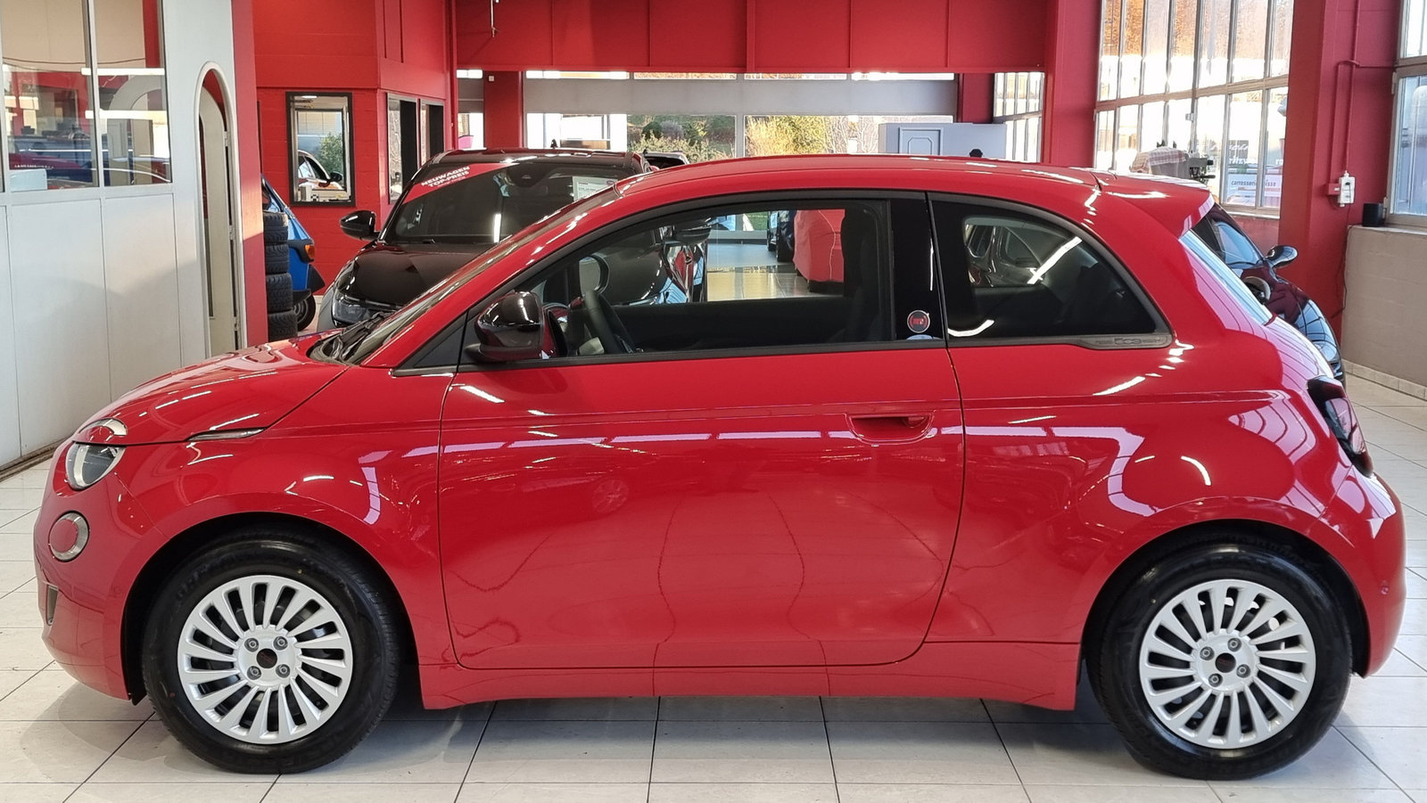 FIAT 500 Red electric 42 KWh 118 PS, Elektro, Neuwagen, Automatik - 3