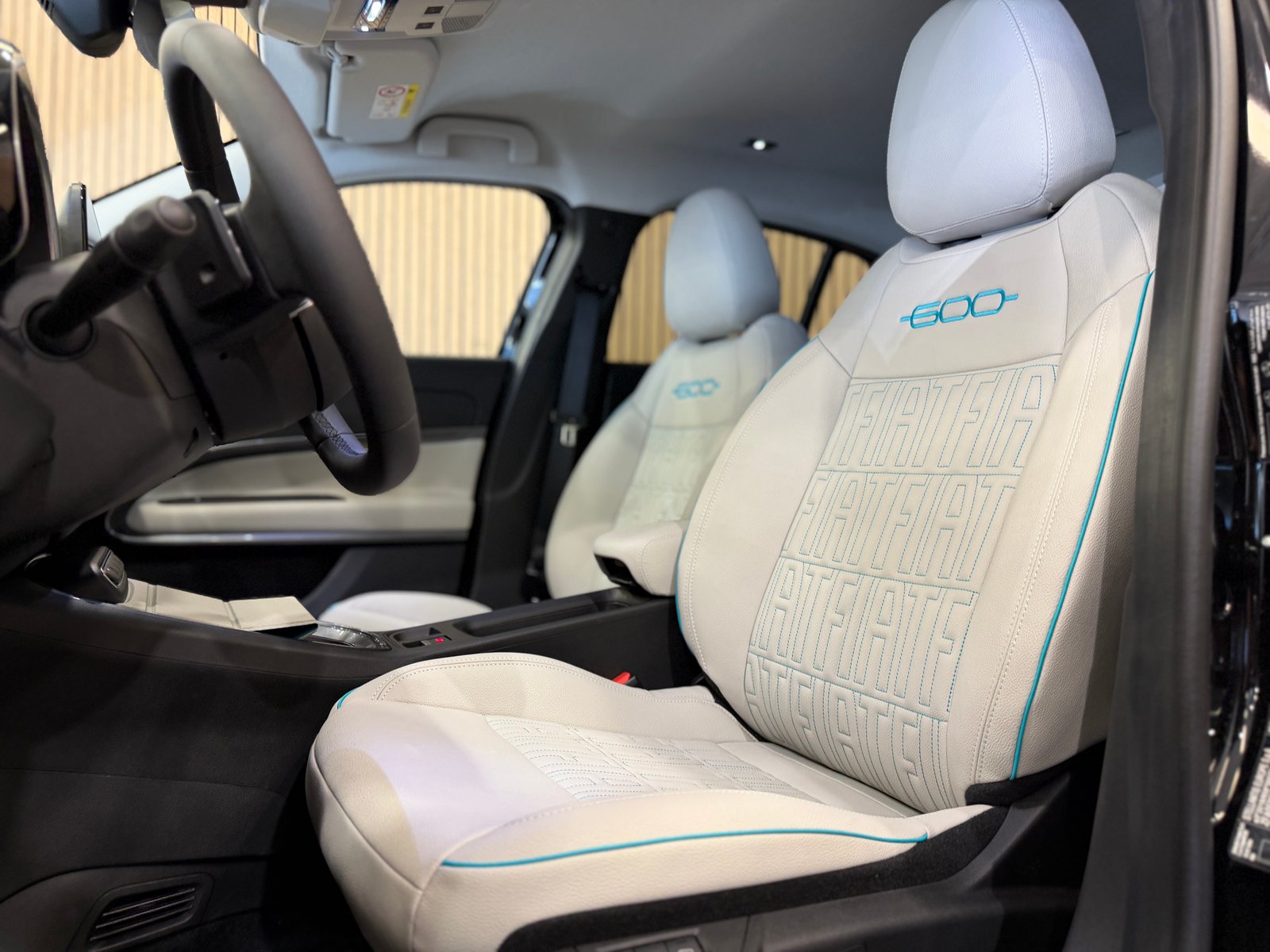 FIAT 600h MildHybrid La Prima *Vesuvio Schwarz*, Hybride Léger Essence/Électricité, Voiture nouvelle, Automatique - 7