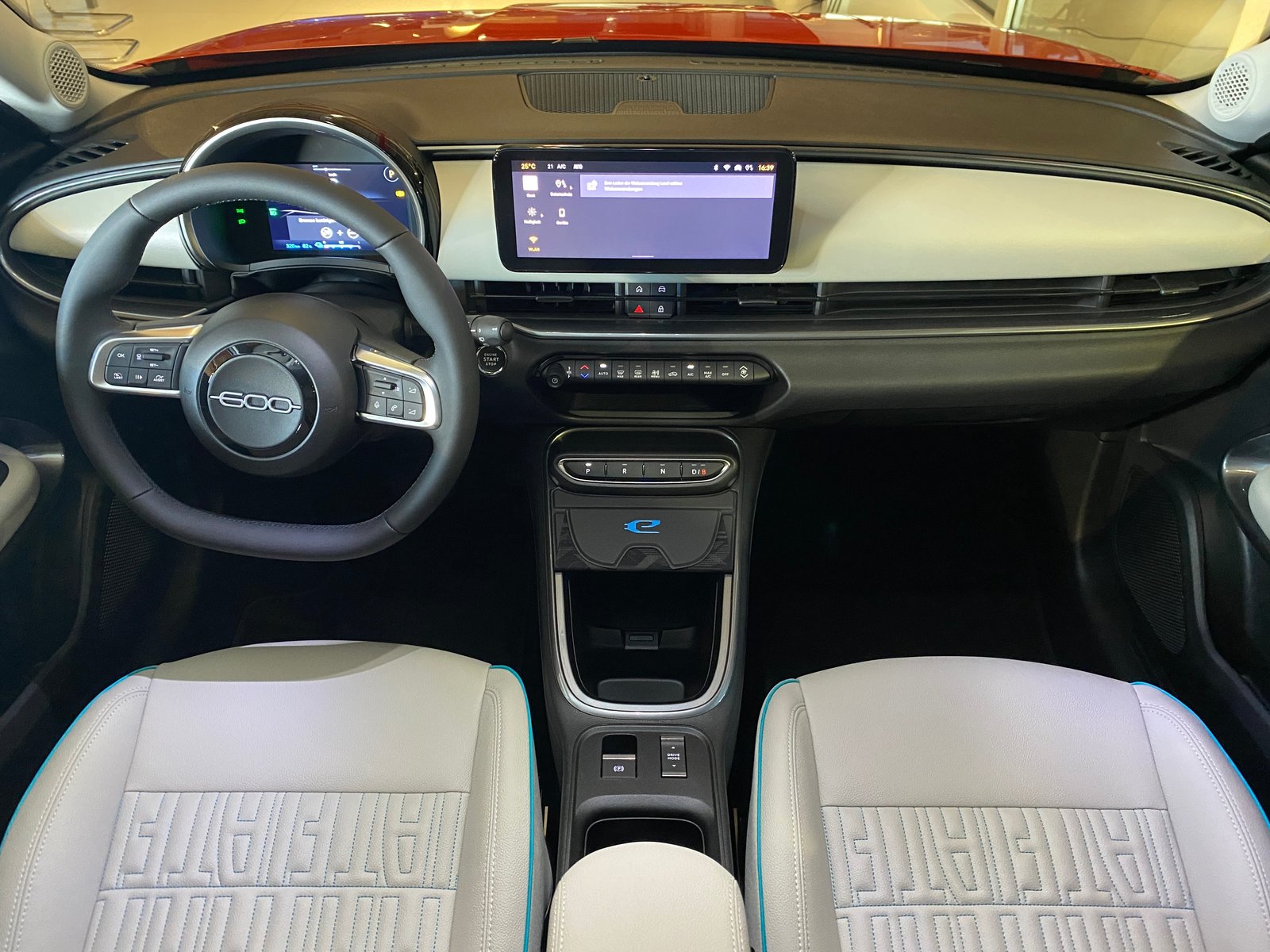 FIAT 600 e La Prima, Electric, Ex-demonstrator, Automatic - 4