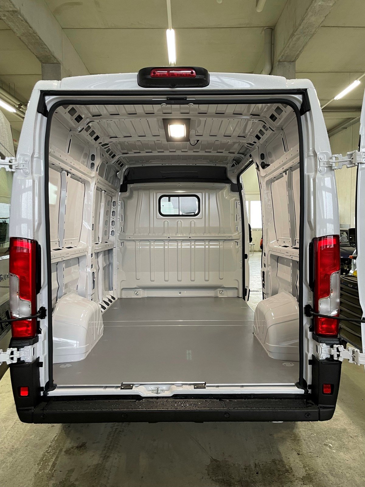 FIAT E-Ducato 35 47kWh L2H2, Electric, Ex-demonstrator, Automatic - 4