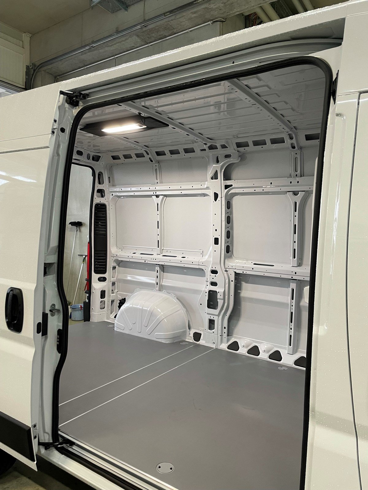 FIAT E-Ducato 35 47kWh L2H2, Electric, Ex-demonstrator, Automatic - 5