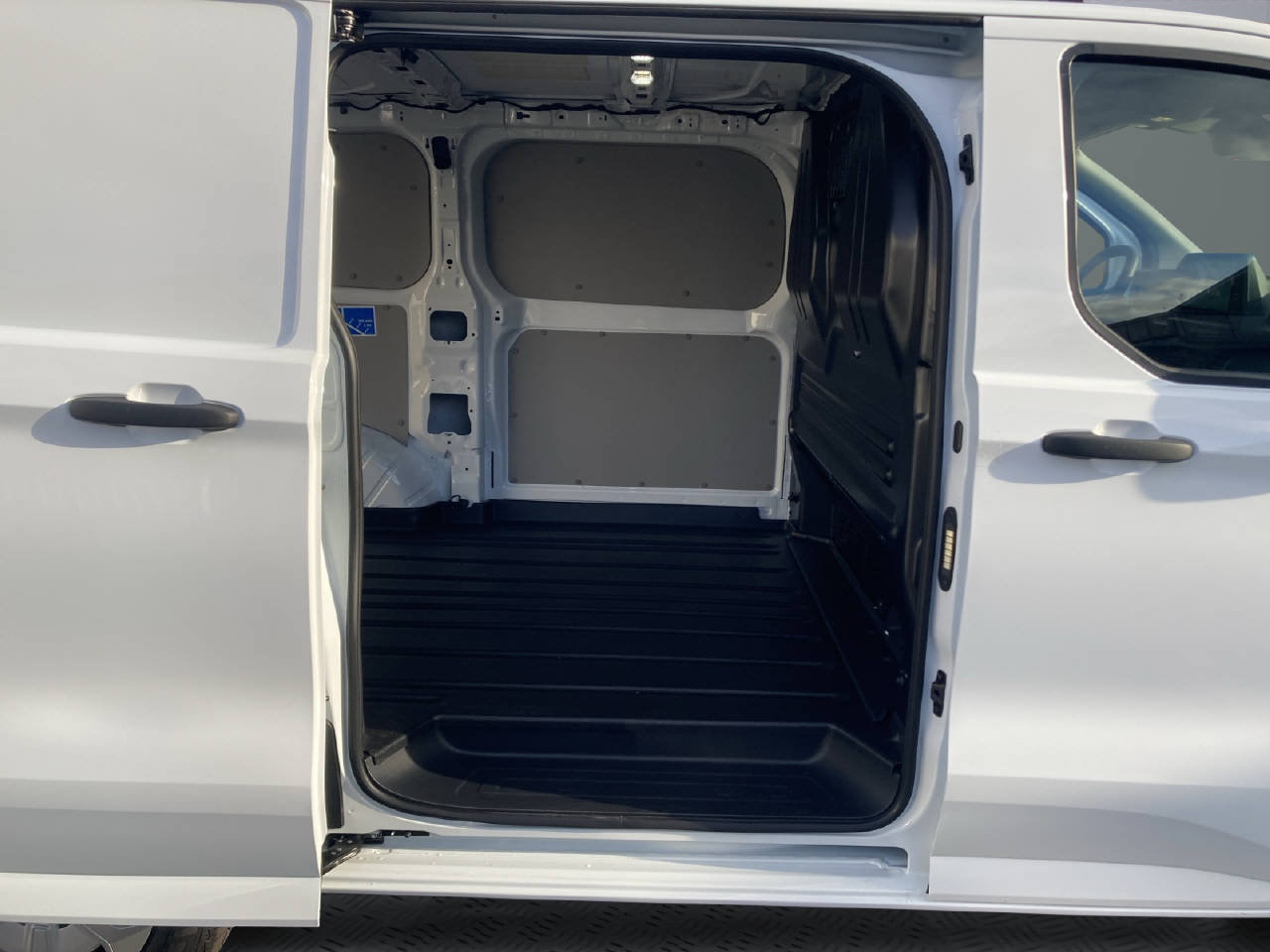 FORD E-Transit Custom Van 320 L1 Trend, Electric, Ex-demonstrator, Automatic - 5