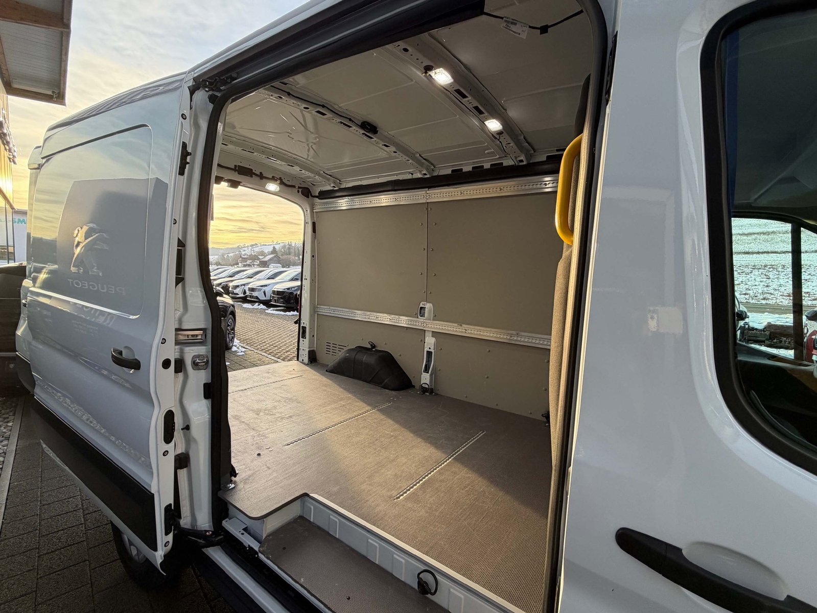 FORD E-Transit Van 350 L2H2 68kWh Trend, Elektro, Vorführwagen, Automatik - 6