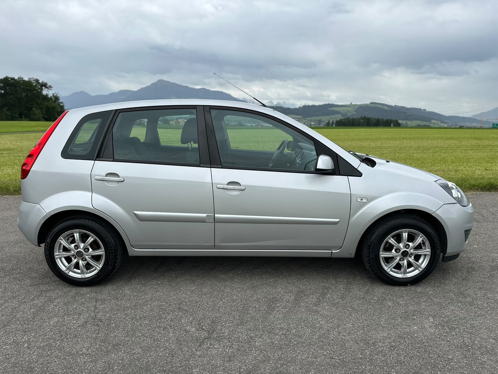 FORD Fiesta 1.4 16V Ghia, Petrol, Second hand / Used, Manual - 5
