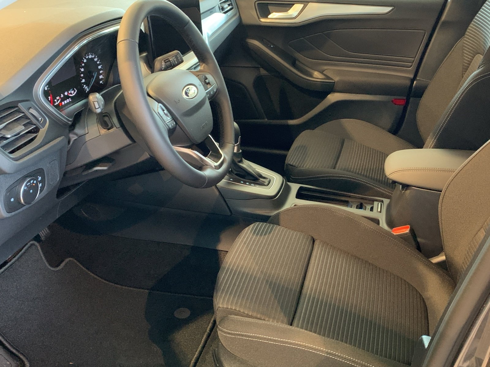 FORD Focus Station Wagon 1.0i EcoB Hybrid 155 Titanium, Mild-Hybrid Petrol/Electric, Second hand / Used, Automatic - 7