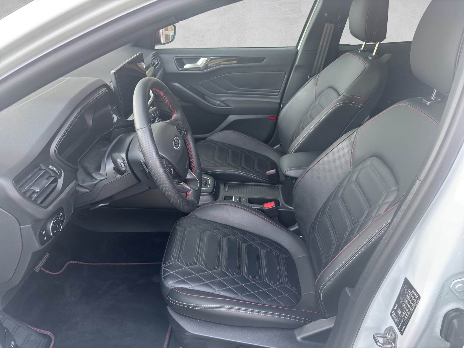 FORD Focus 1.0 MHEV ST-Line X Automat, Mild-Hybrid Benzin/Elektro, Occasion / Gebraucht, Automatik - 4