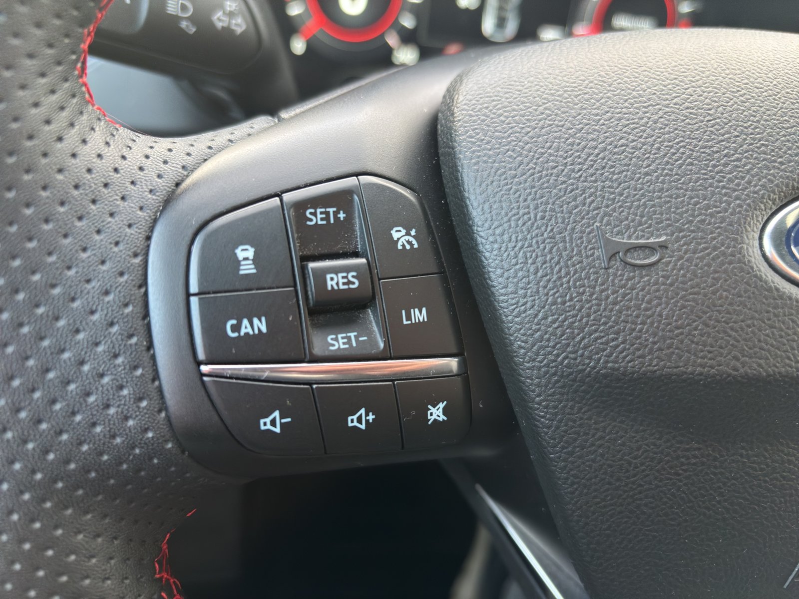 FORD Focus 1.0 MHEV ST-Line Vignale, Mild-Hybrid Benzin/Elektro, Occasion / Gebraucht, Handschaltung - 6