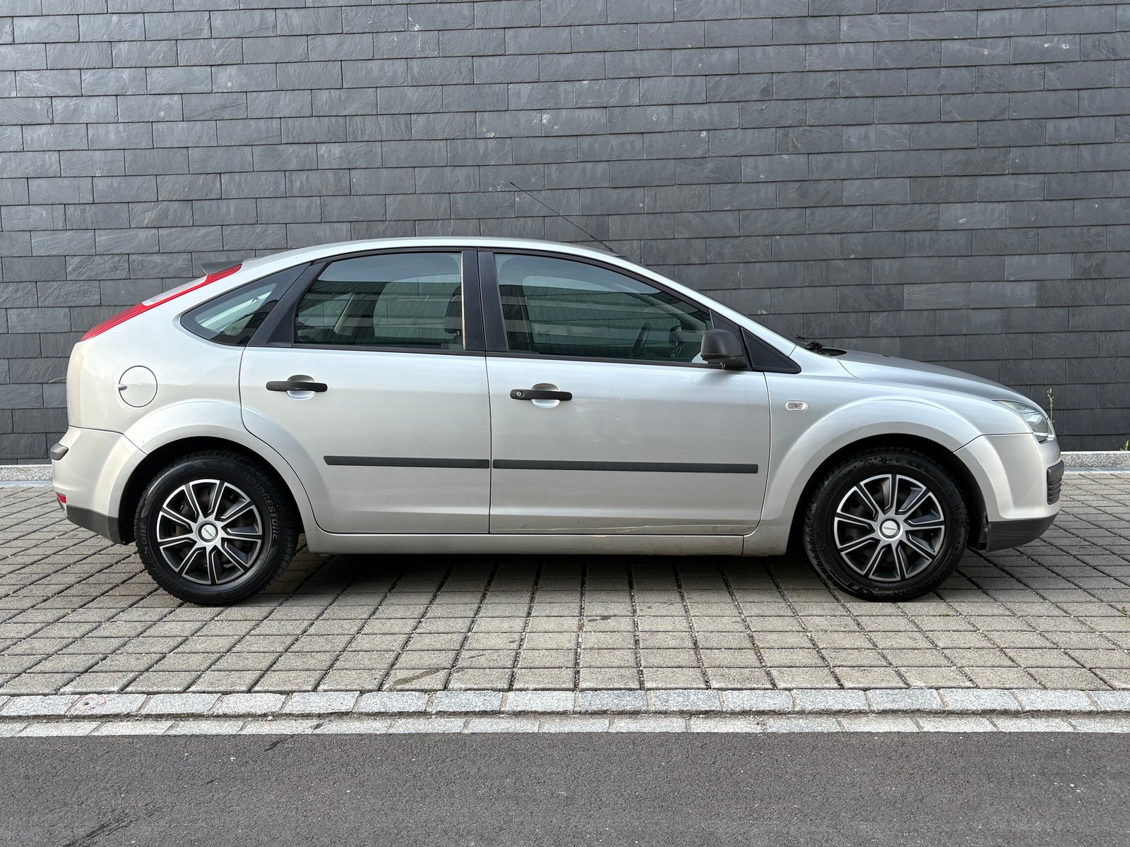FORD Focus 1.4i Ambiente, Essence, Occasion / Utilisé, Manuelle - 4