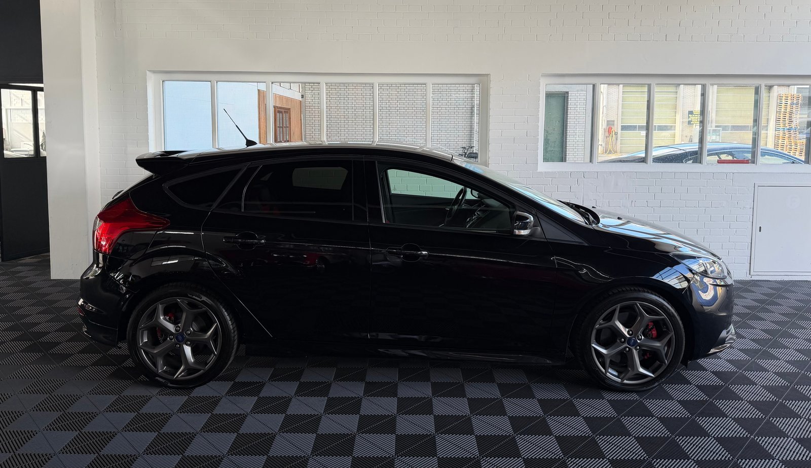 FORD Focus 2.0 SCTi ST-2 250 PS, Benzin, Occasion / Gebraucht, Handschaltung - 2