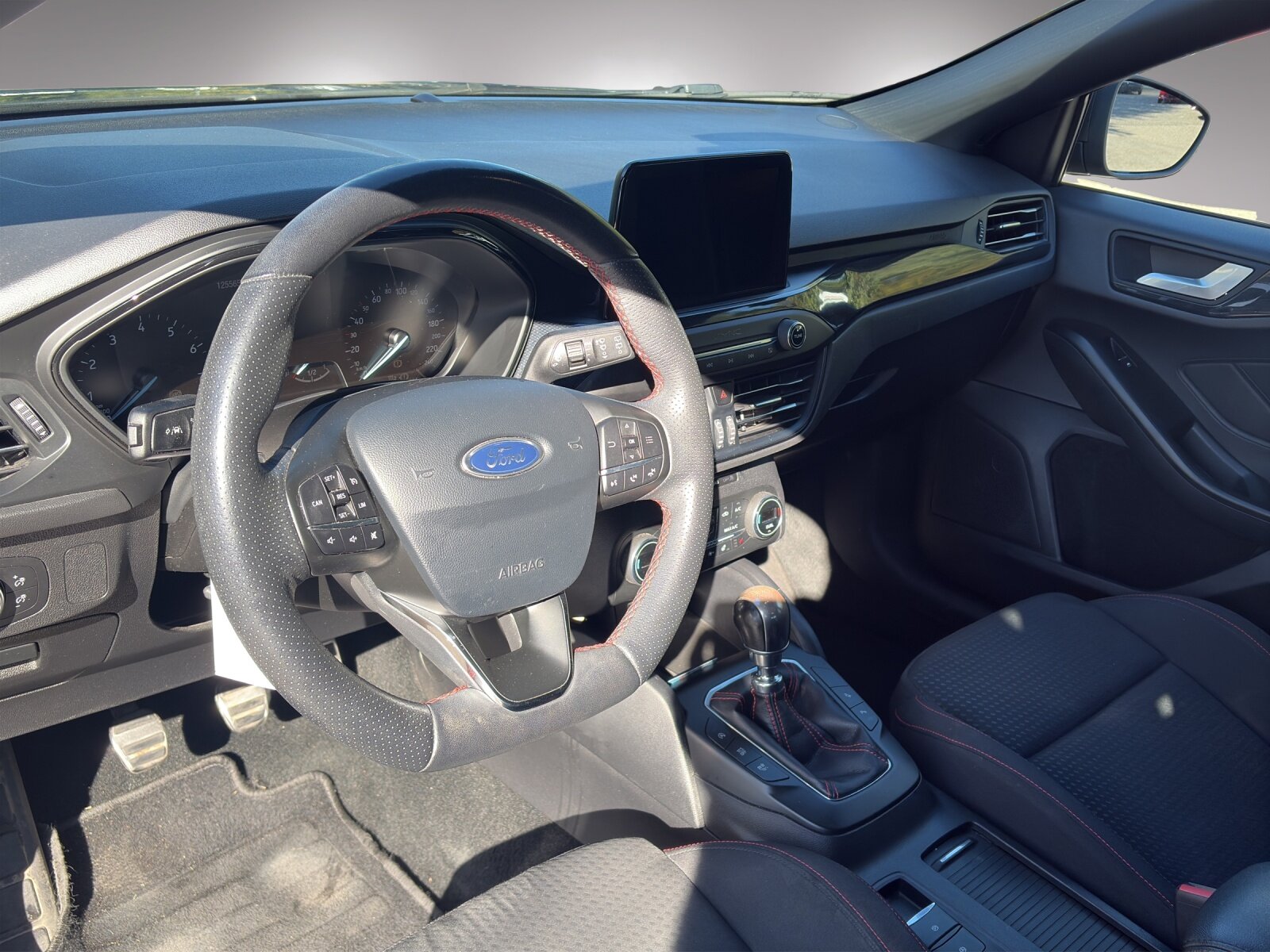 FORD Focus 1.0i EcoB 125 ST-Line, Petrol, Second hand / Used, Manual - 6