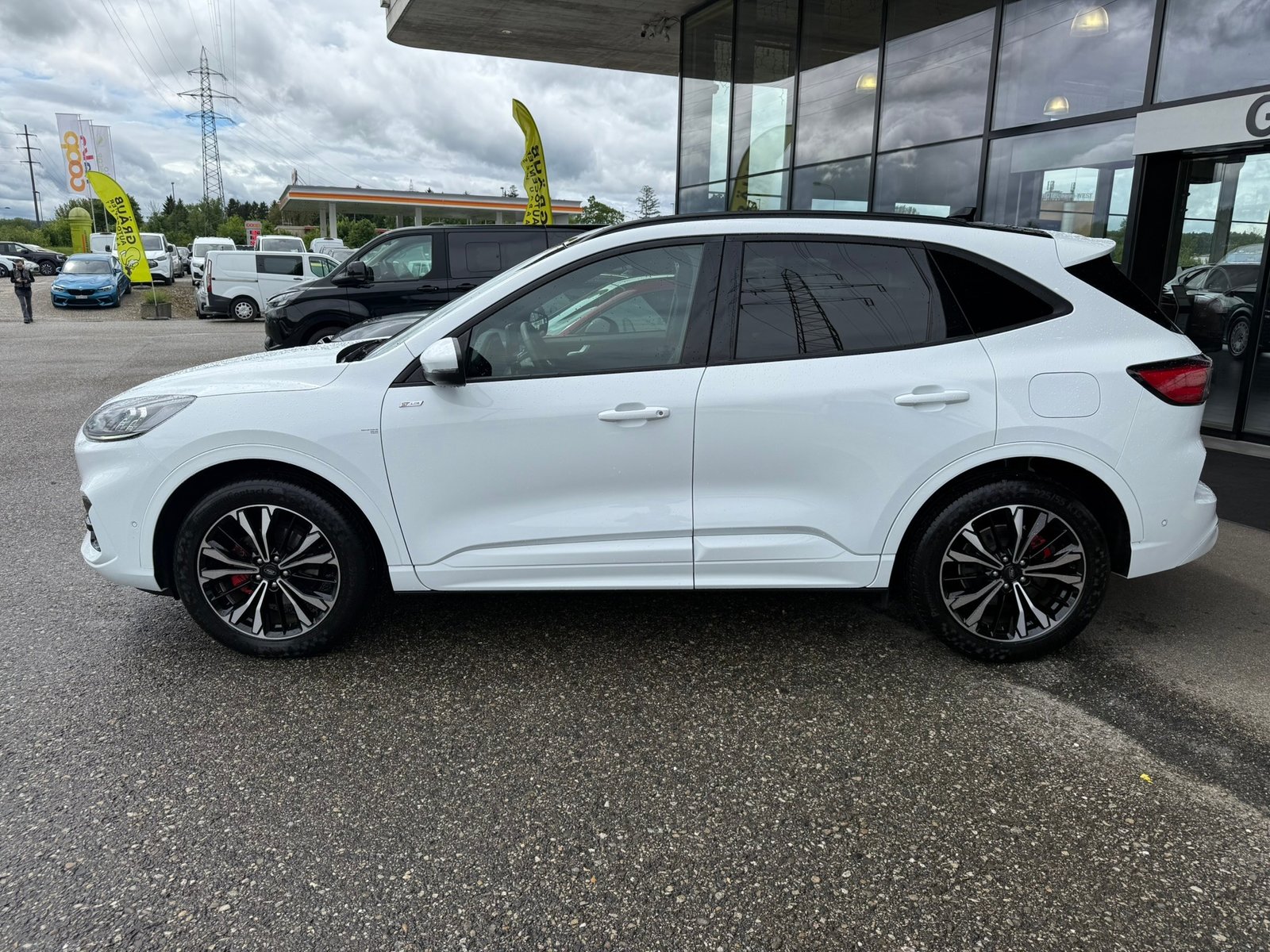 FORD Kuga 2.5 FHEV ST-Line X 4WD, Voll-Hybrid Benzin/Elektro, Occasion / Gebraucht, Automatik - 4