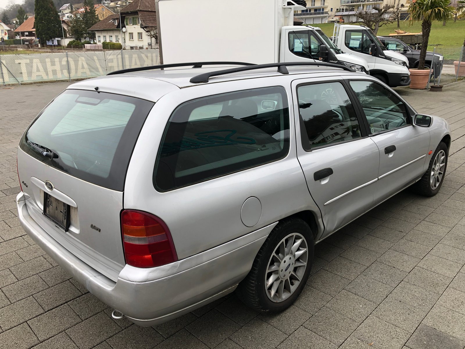 FORD Mondeo 2.0i Trend Futura, Petrol, Second hand / Used, Manual - 4