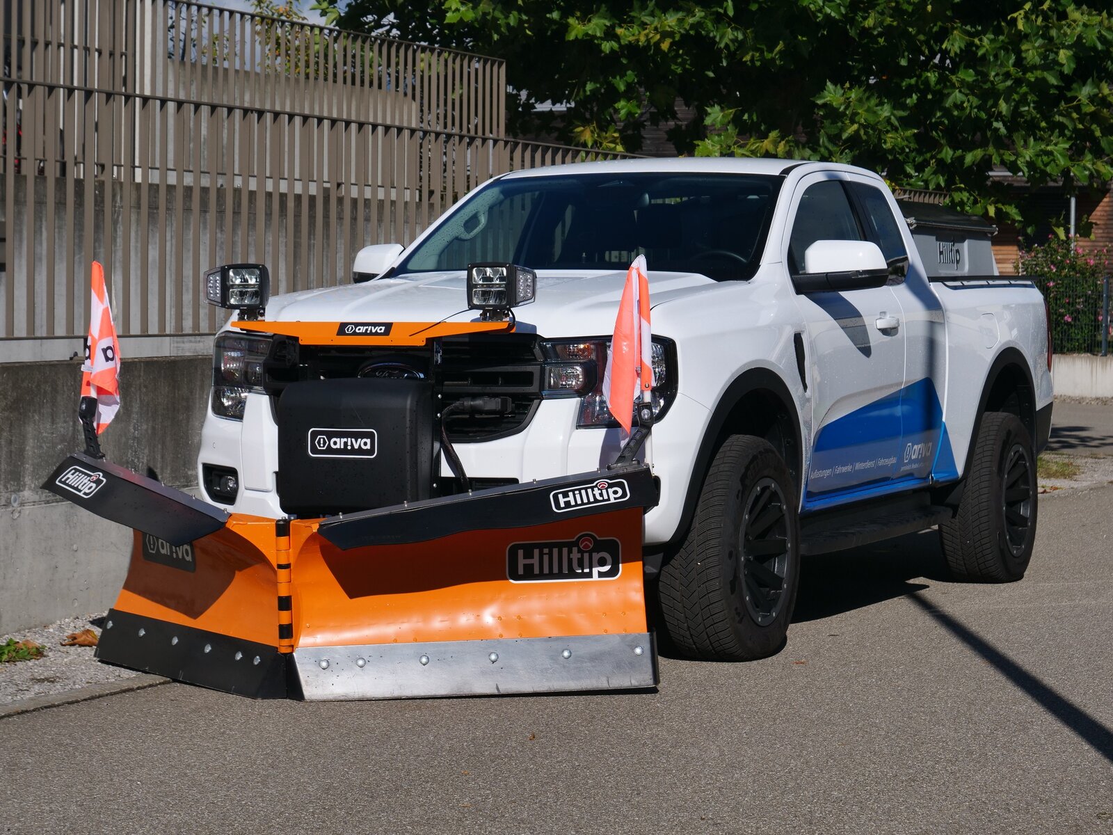FORD Ranger inkl. Pflug und Streuer