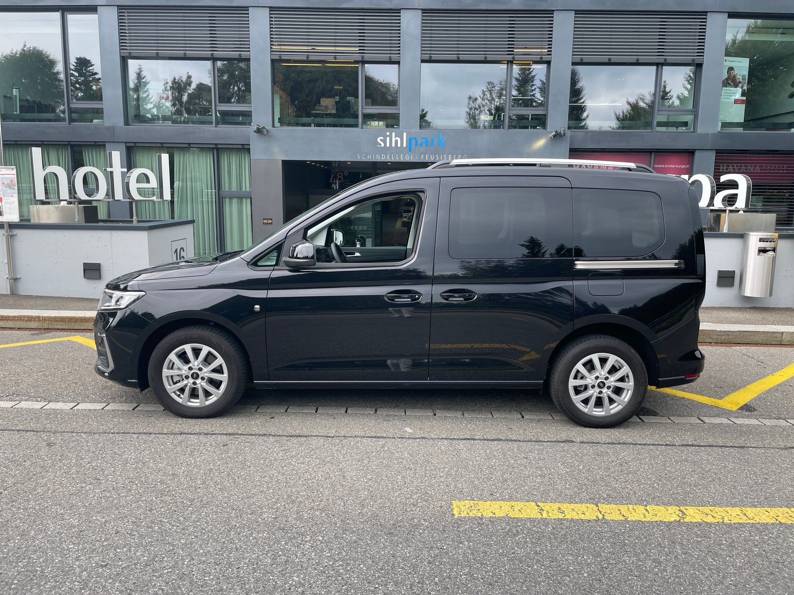 FORD Tourneo Connect 2.0 EcoBlue AWD Titanium mit AHK und Standhe, Diesel, Auto nuove, Manuale - 4