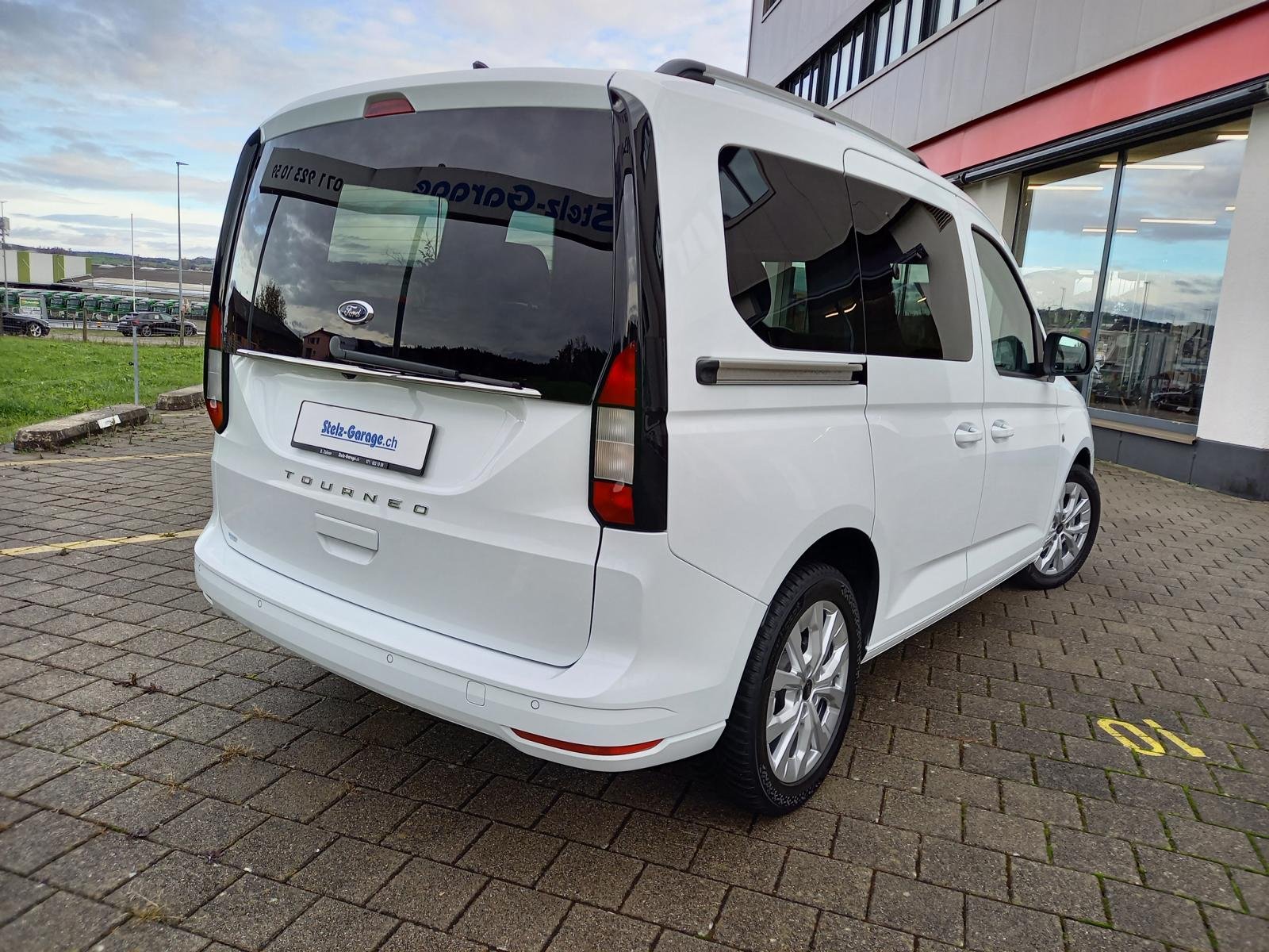 FORD Tourneo Connect 2.0 EcoBlue 122 Titanium, Diesel, Occasion / Utilisé, Automatique - 2