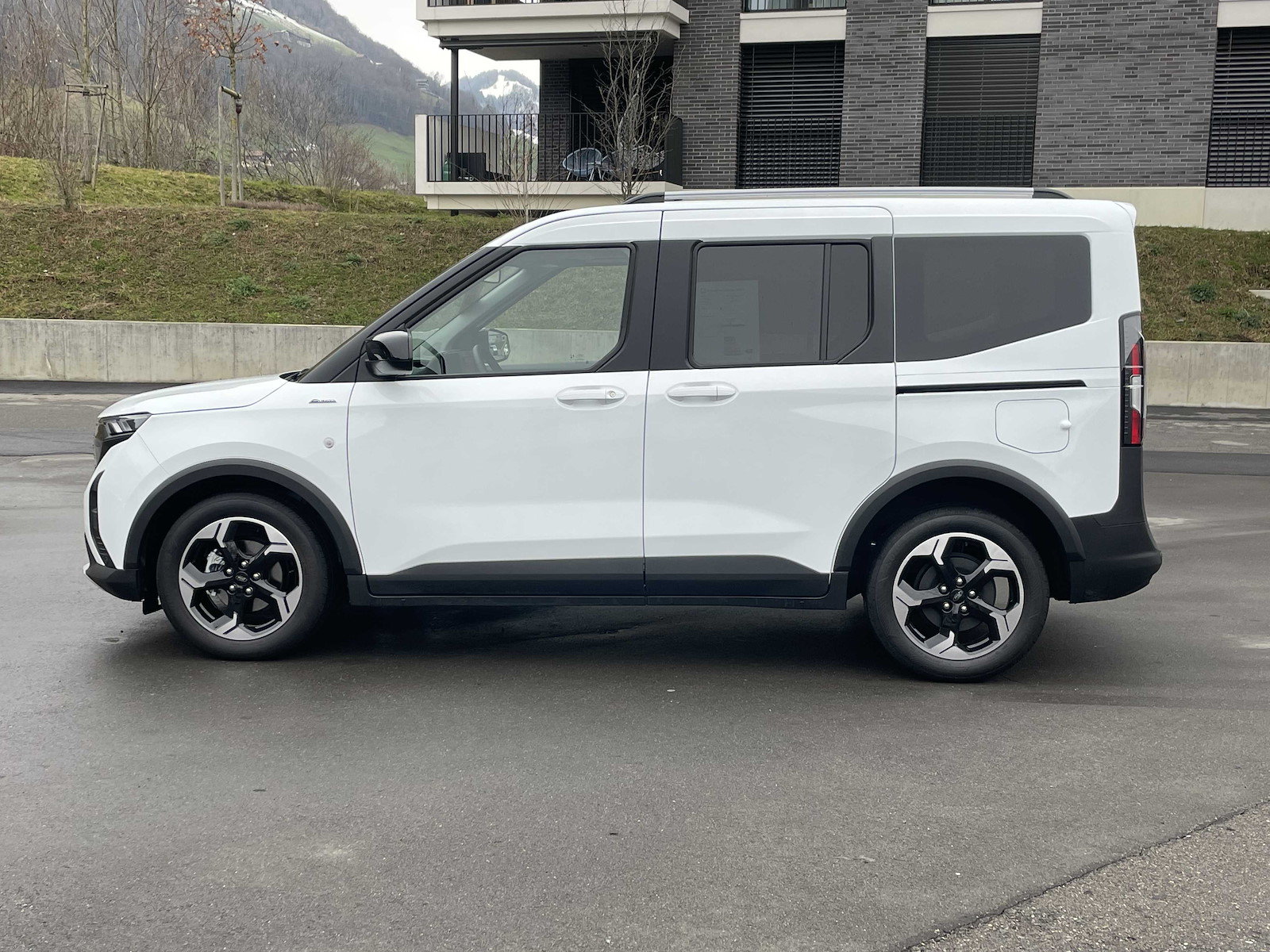FORD Tourneo Courier 1.0 EcoBoost Active, Essence, Voiture nouvelle, Manuelle - 3
