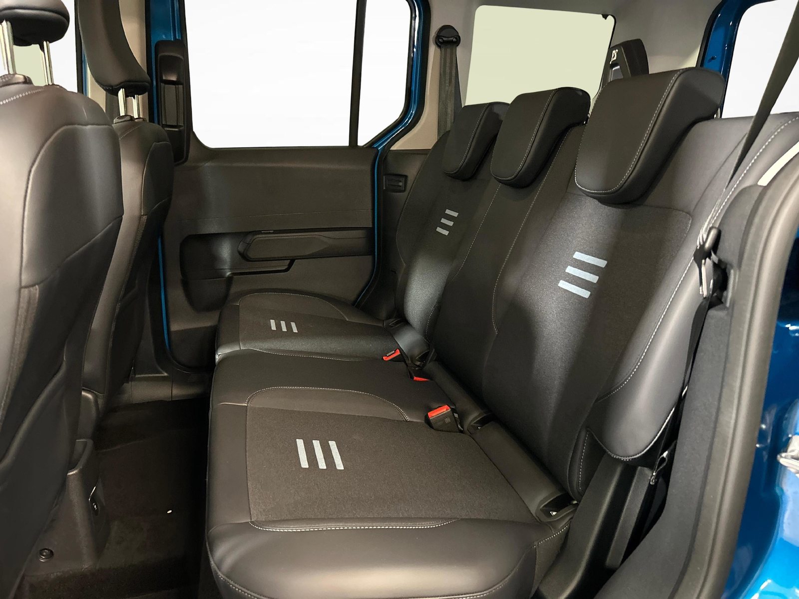 FORD Tourneo Courier 1.0 EcoBoost Active, Petrol, Second hand / Used, Automatic - 4