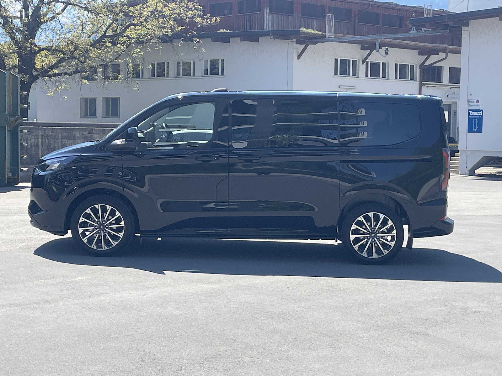 FORD Tourneo Custom Bus 340 L1 2.5 Duratec 233PS Titanium X PHEV, Plug-in-Hybrid Benzin/Elektro, Neuwagen, Automatik - 4