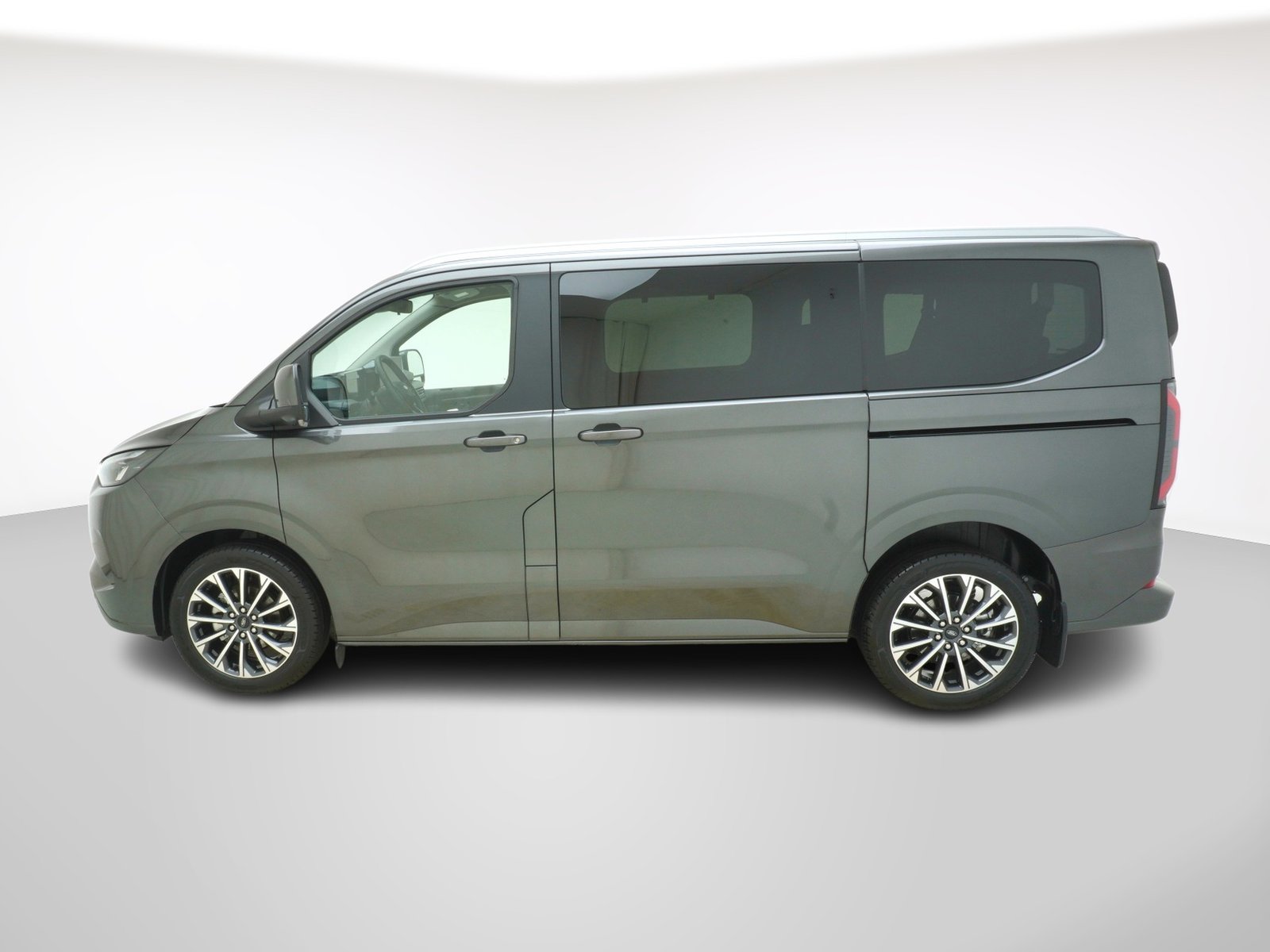 FORD Tourneo Custom L1 2.5 Plug-in-Hybrid Titanium X, Plug-in-Hybrid Benzina/Elettrica, Auto nuove, Automatico - 2