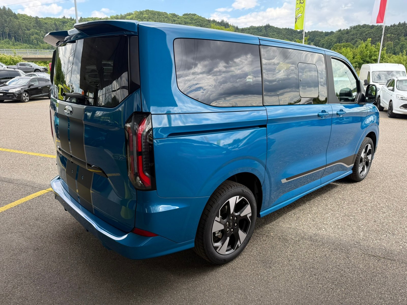 FORD Tourneo Bus 340 L1H1 PHEV Sport, Plug-in-Hybrid Benzina/Elettrica, Auto nuove, Automatico - 6