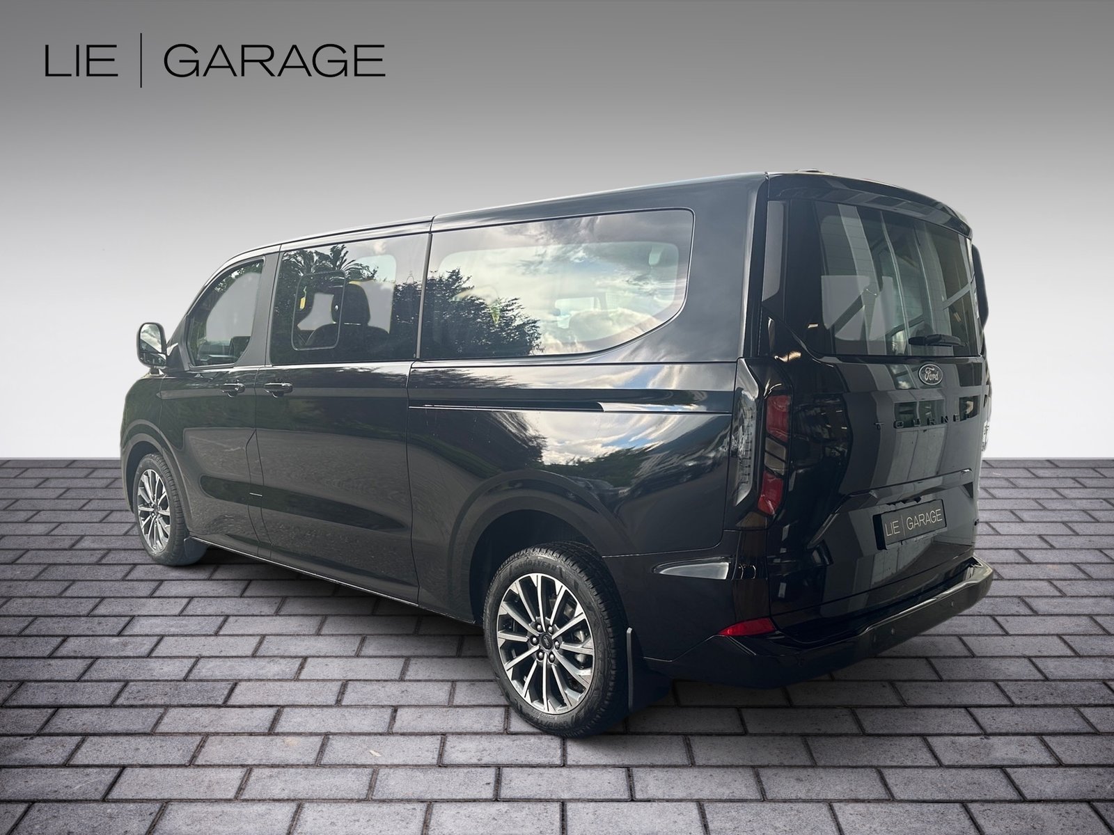 FORD Tourneo Bus 320 L2H1 Titanium Automat 4x4, Diesel, Occasioni / Usate, Automatico - 4