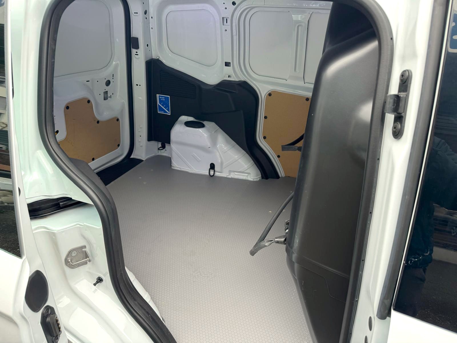 FORD Transit Courier 1.0 Basis, Essence, Occasion / Utilisé, Manuelle - 7