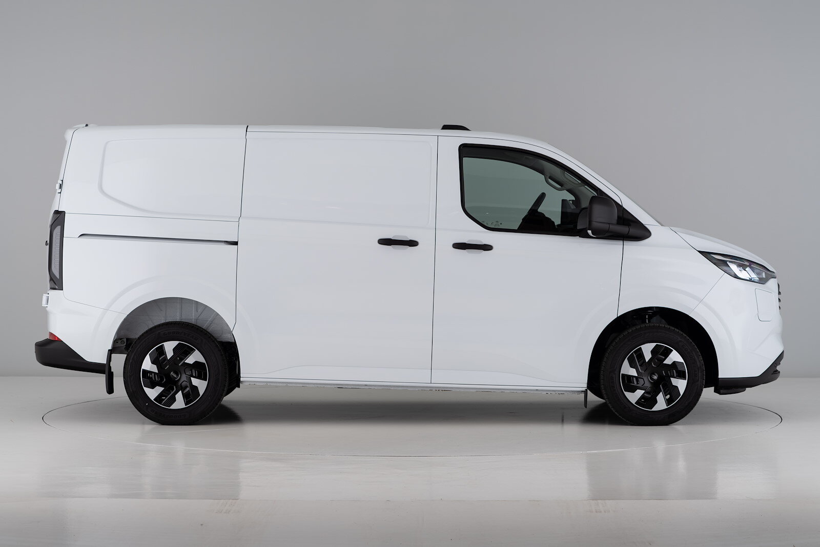 FORD Transit Custom Van 320 L1 2.5 Duratec 233PS Trend PHEV, Plug-in-Hybrid Petrol/Electric, New car, Automatic - 7