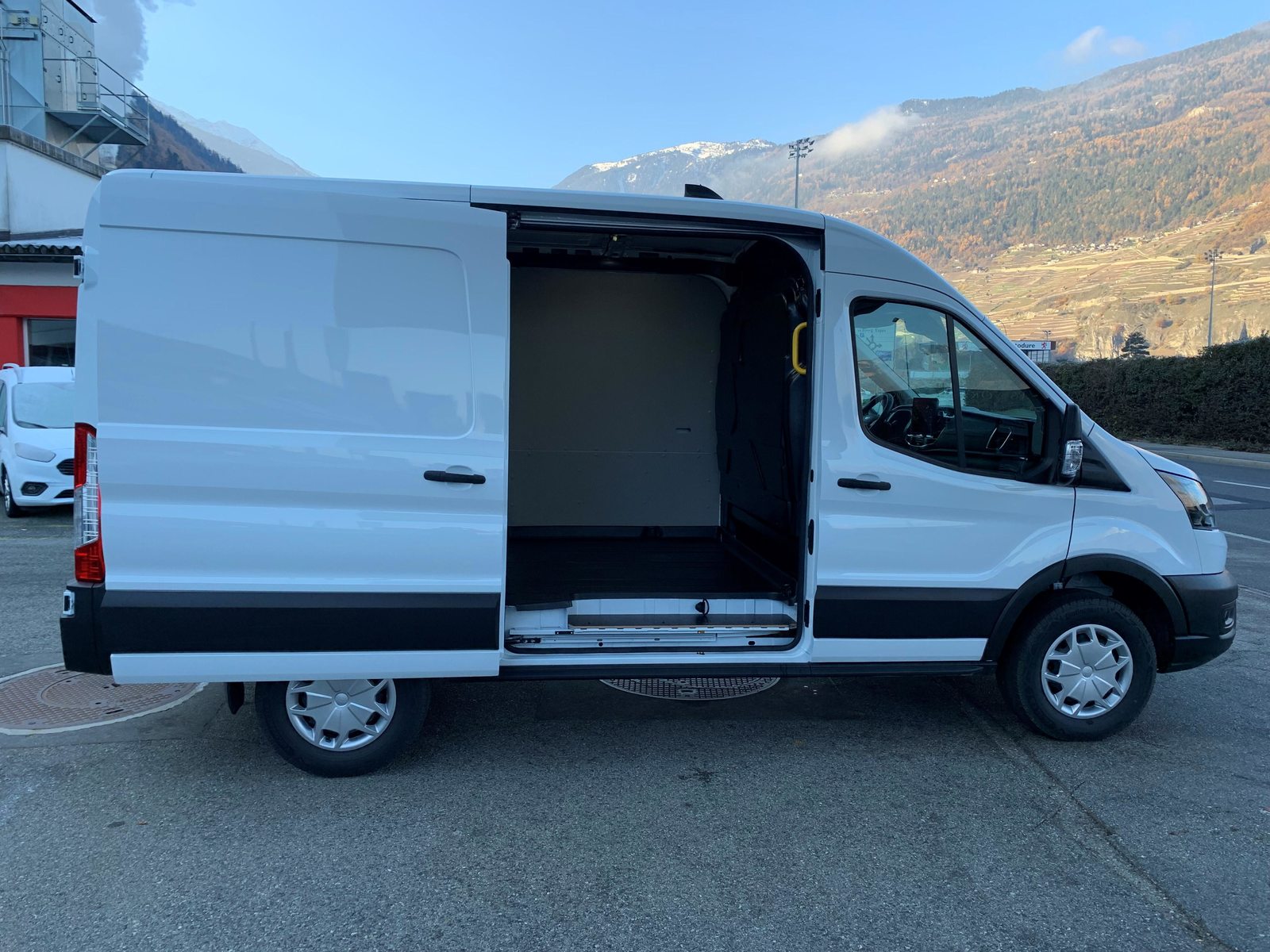 FORD E-Transit Van 350 L2H2 68kWh Trend, Electric, Second hand / Used, Automatic - 3