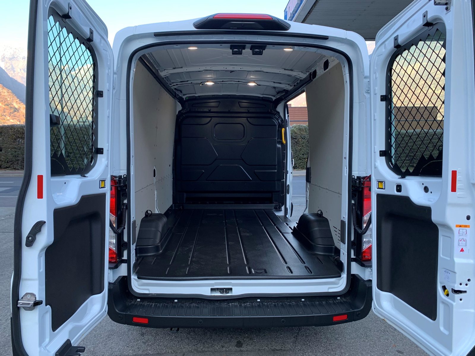 FORD E-Transit Van 350 L2H2 68kWh Trend, Electric, Second hand / Used, Automatic - 5