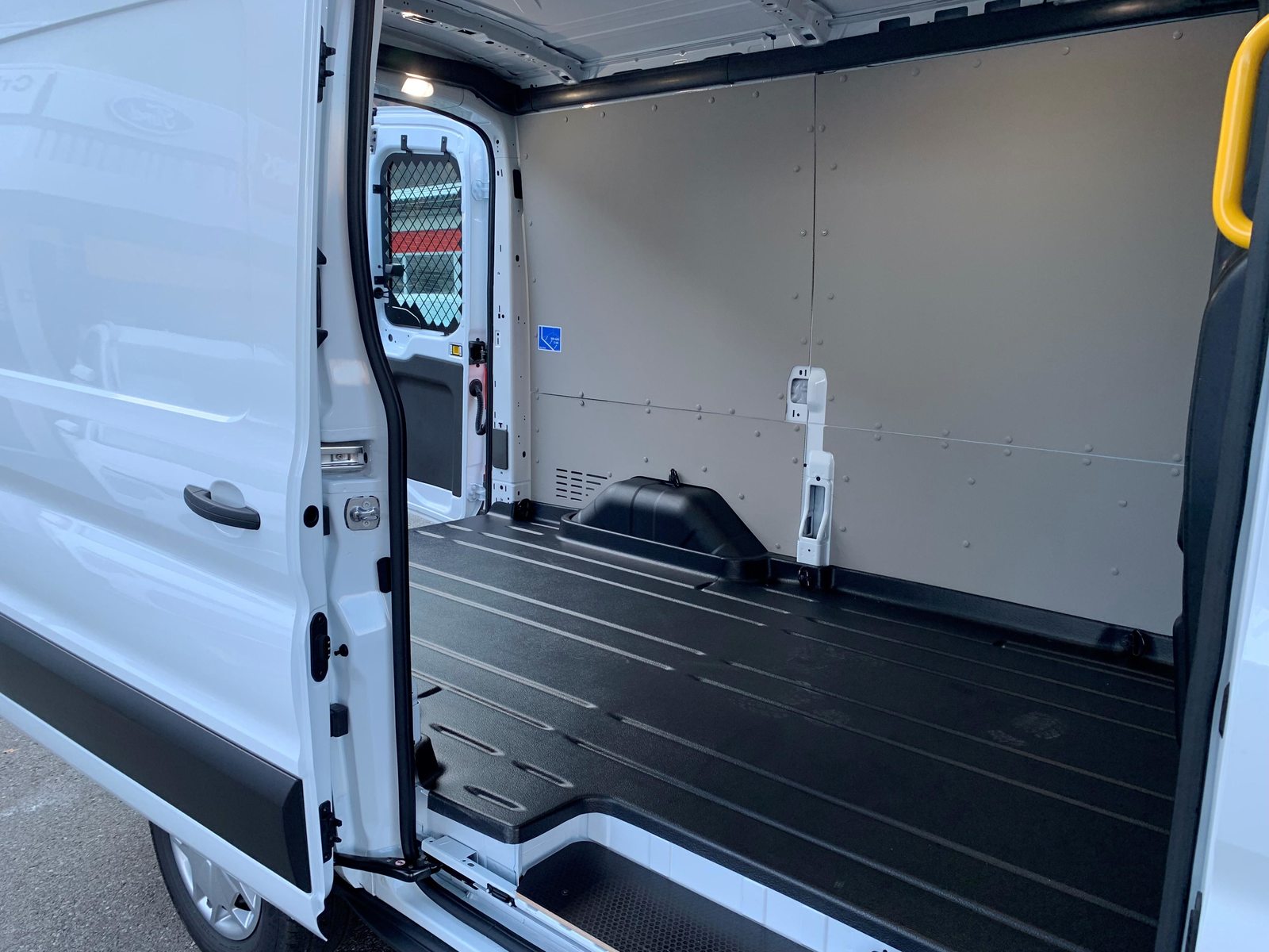 FORD E-Transit Van 350 L2H2 68kWh Trend, Electric, Second hand / Used, Automatic - 6
