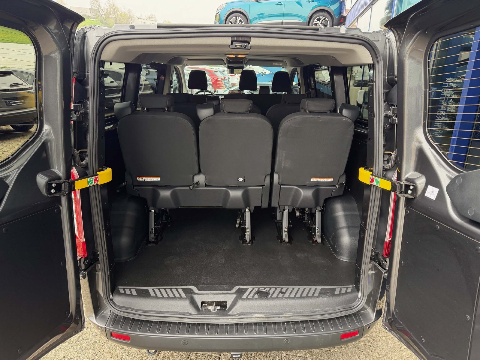 FORD Transit C Kombi 9 Plätzer, Anhängelast 2'800kg, Diesel, Second hand / Used, Automatic - 5