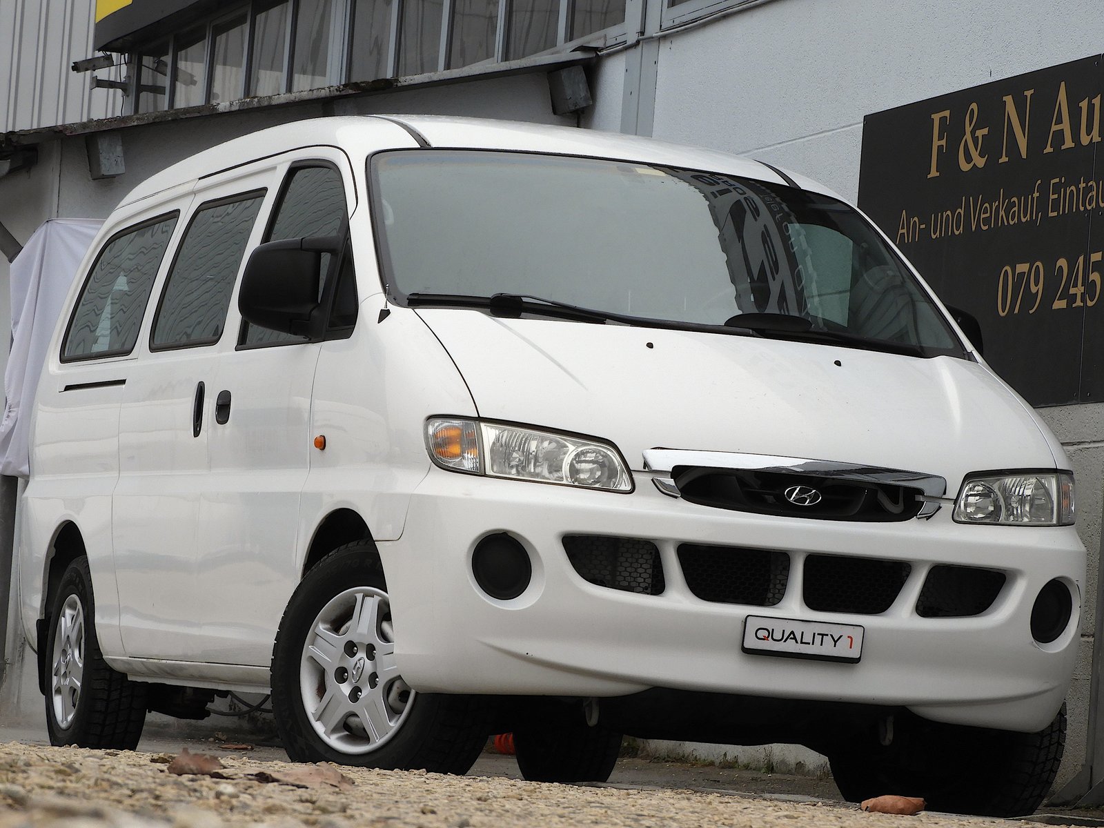 HYUNDAI H-1 2.4 3Van I CH FZ I 3 Erwachsene Plätze I 17 Kin